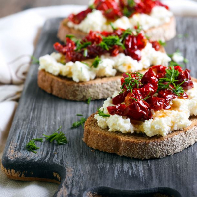 Recipe Sun-dried tomato and ricotta bruschetta - FRIJE