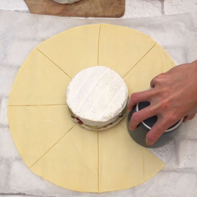 Recipe ROASTED CAMEMBERT WITH BACON BITS AND CARAMELIZED ONIONS - FRIJE