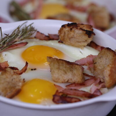 Recipe Parmentier-style baked eggs, bacon, croutons - FRIJE