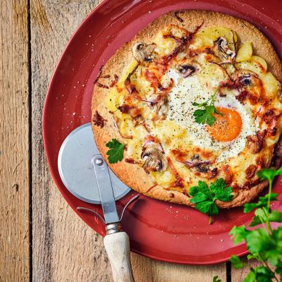 Recipe Cauliflower pizza with raclette cheese, bacon, and mushrooms - FRIJE