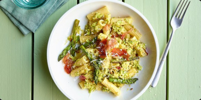 Recipe Rigatoni with green asparagus pesto and prosciutto chips - FRIJE