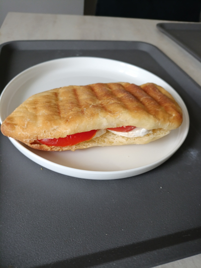 Recipe Goat cheese, honey, tomato, and basil Panini - FRIJE